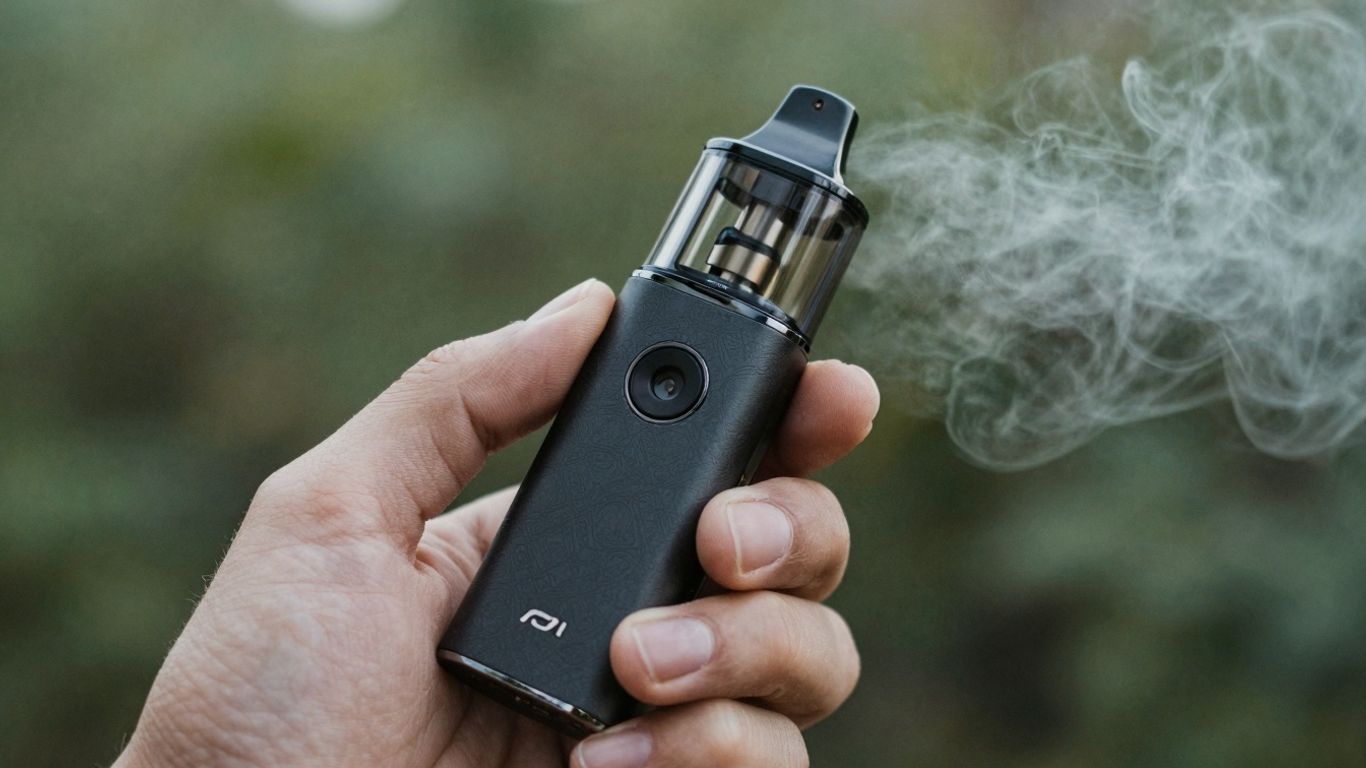 Nachhaltige E-Zigarette in grüner Natur